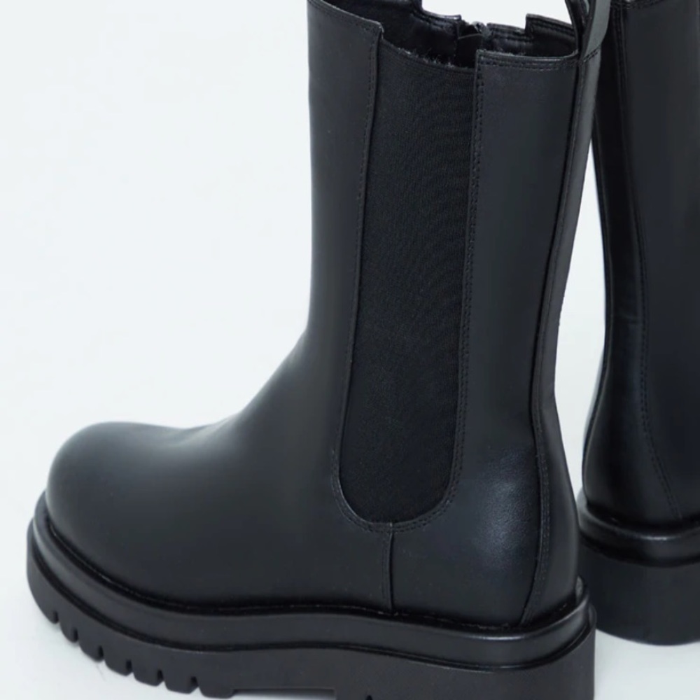 *SOLD* NWT High Vamp Boots - Picture 2 of 3